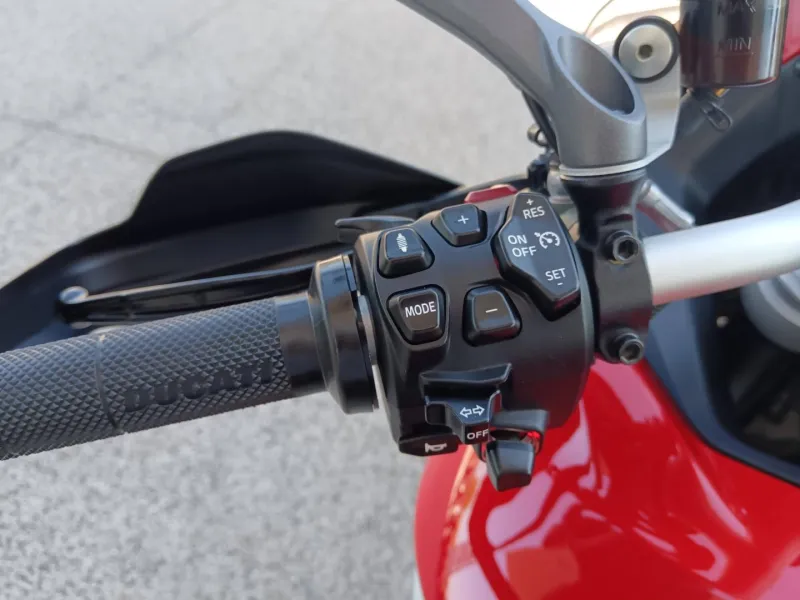 DUCATI V4 S  Travel & Radar