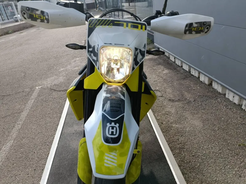 HUSQVARNA Supermoto POT AKRAPOVIC A SASIR (701 SM)