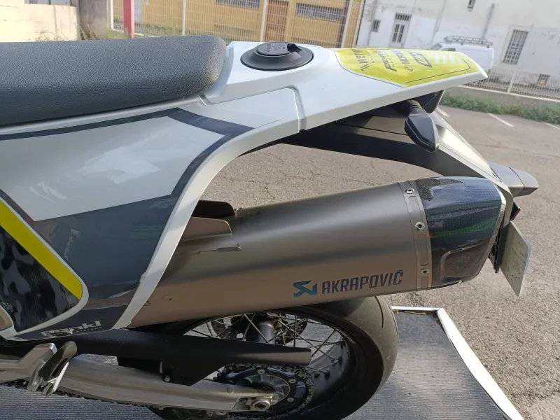 HUSQVARNA Supermoto POT AKRAPOVIC A SASIR (701 SM)