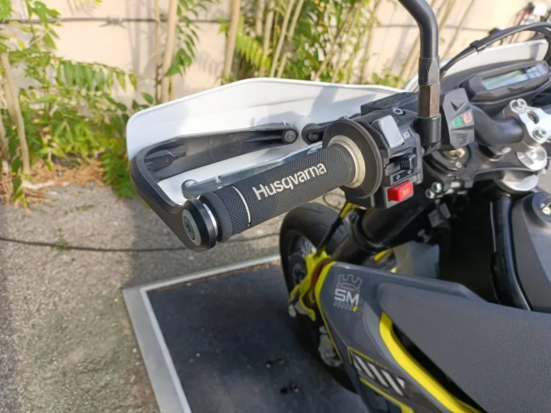 HUSQVARNA Supermoto POT AKRAPOVIC A SASIR (701 SM)