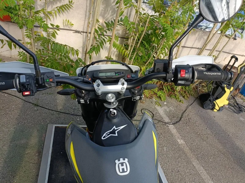 HUSQVARNA Supermoto POT AKRAPOVIC A SASIR (701 SM)