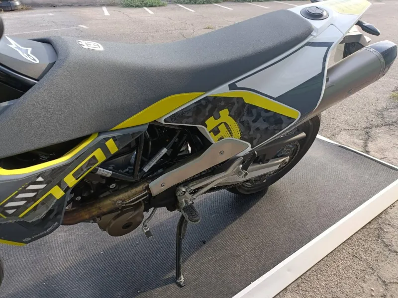 HUSQVARNA Supermoto POT AKRAPOVIC A SASIR (701 SM)