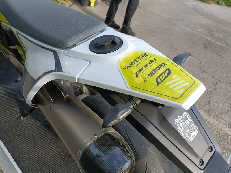 HUSQVARNA Supermoto POT AKRAPOVIC A SASIR (701 SM)