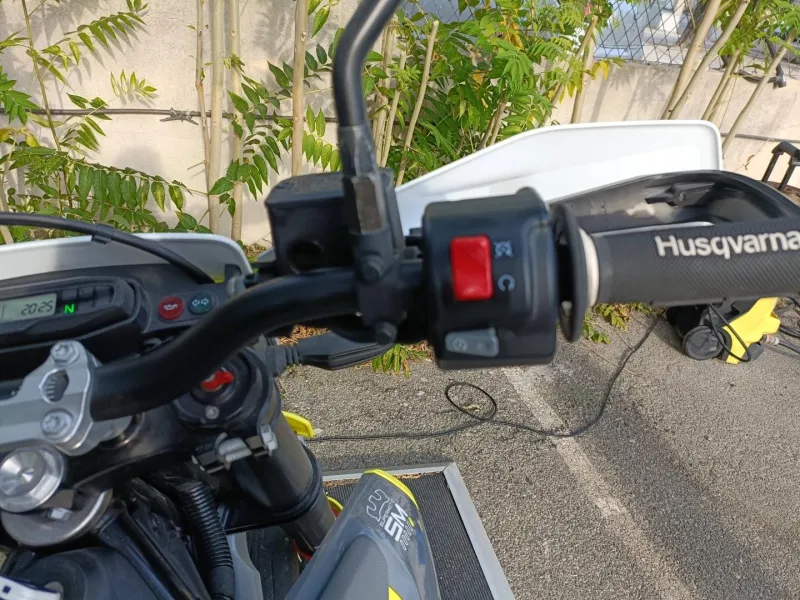 HUSQVARNA Supermoto POT AKRAPOVIC A SASIR (701 SM)