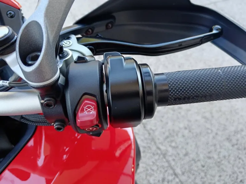 DUCATI V4 S Travel & Radar