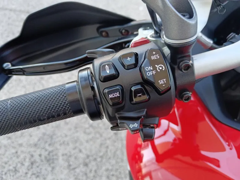 DUCATI V4 S Travel & Radar