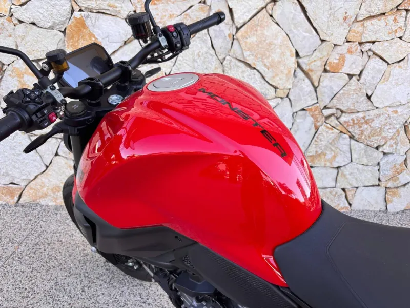 DUCATI Monster 890
