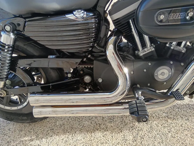 HARLEY-DAVIDSON 883 Iron