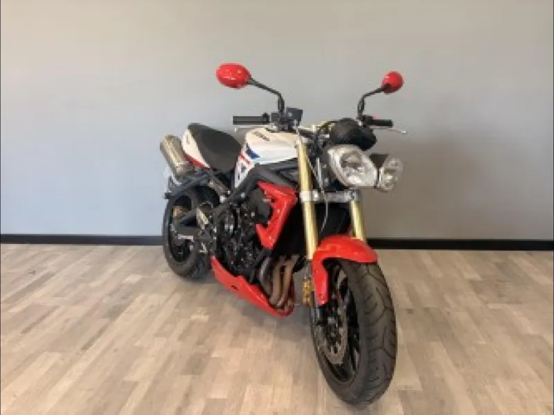 TRIUMPH TRIPLE 675 .