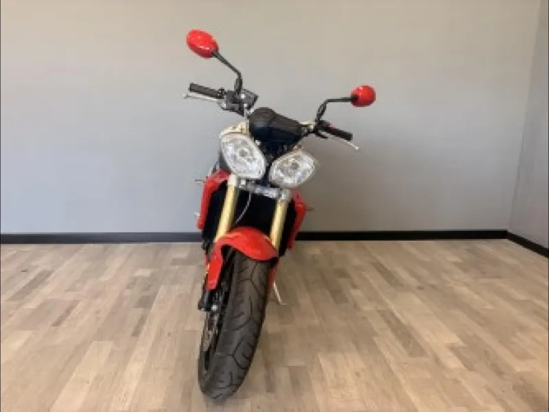 TRIUMPH TRIPLE 675 .