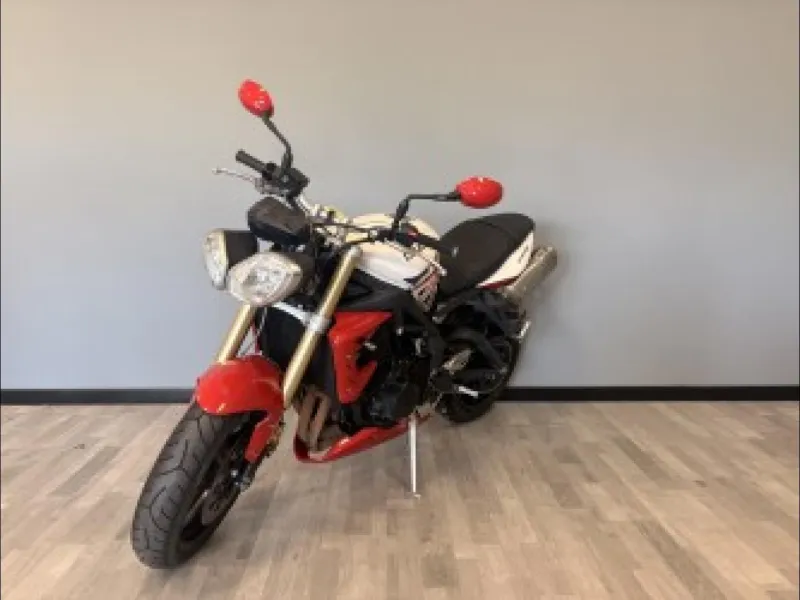 TRIUMPH TRIPLE 675 .