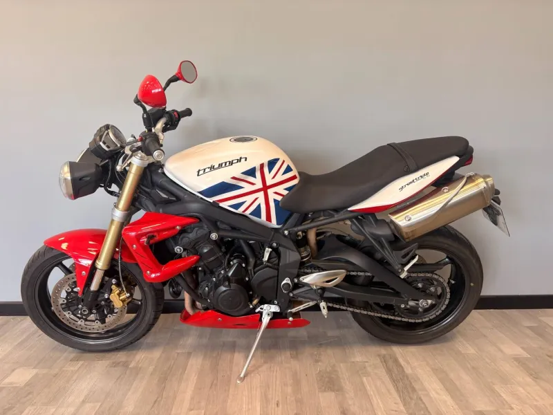 TRIUMPH TRIPLE 675 .