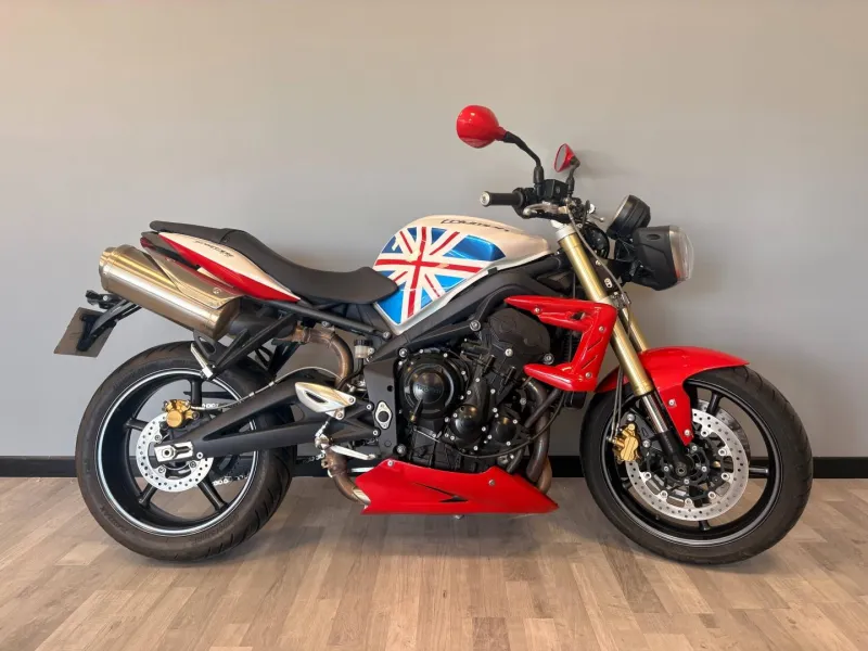 TRIUMPH TRIPLE 675 .