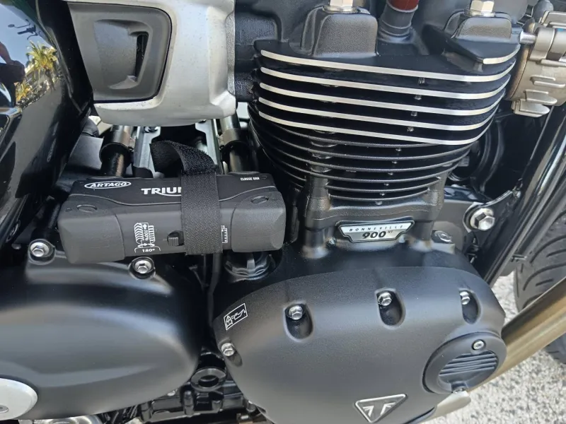 TRIUMPH 900 Green Stealth Edition