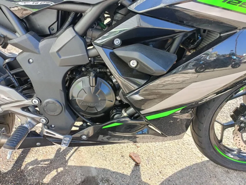 KAWASAKI 125 GAR 13/06/2030 POT,BULLE,CAPEAU DE SELLE A SAISIR