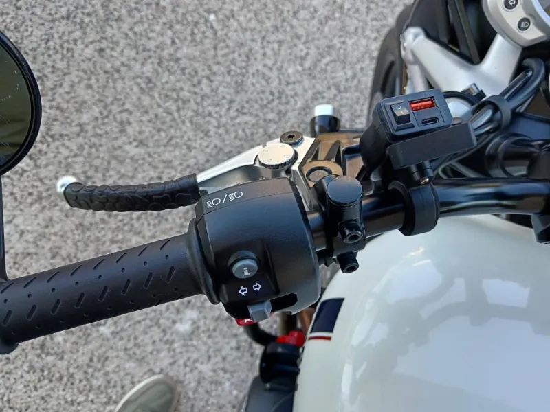 TRIUMPH 900 ABS beaucoup options