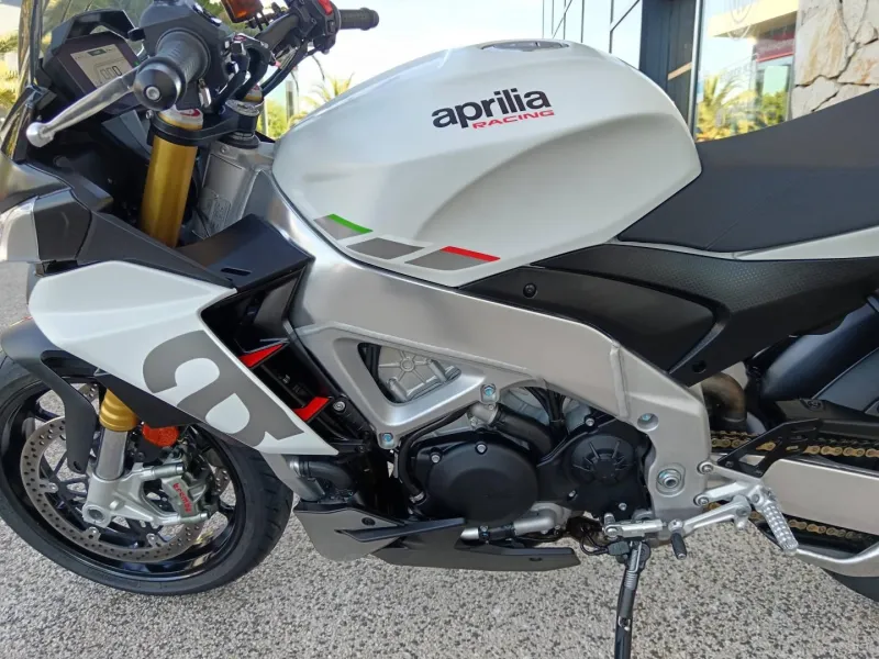 APRILIA 1100 V4 Euro 5 175cv 1er main