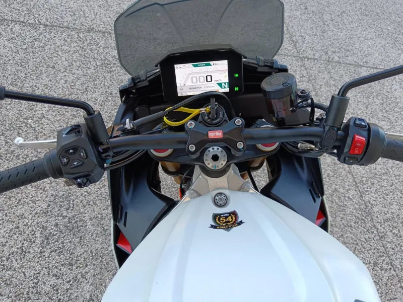 APRILIA 1100 V4 Euro 5 175cv 1er main