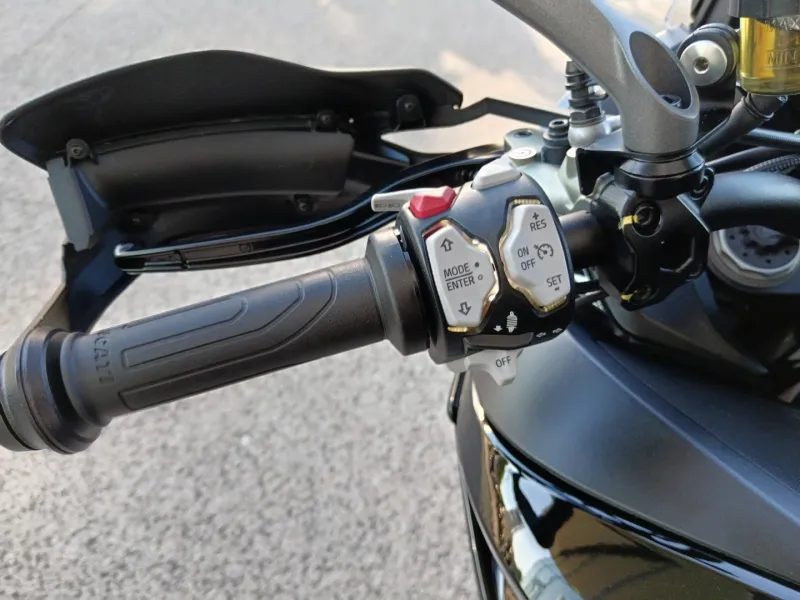 DUCATI V2 S Travel