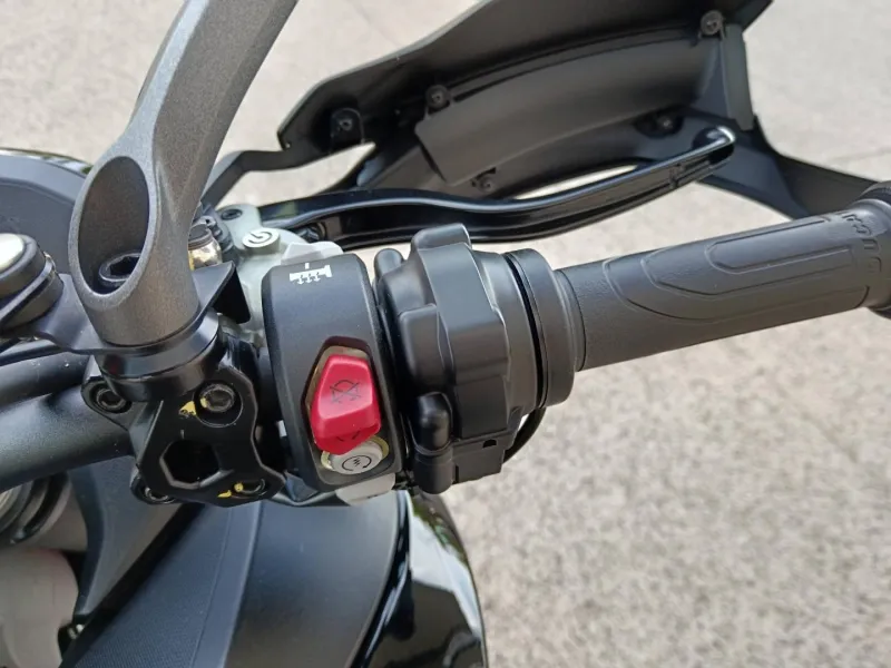DUCATI V2 S Travel