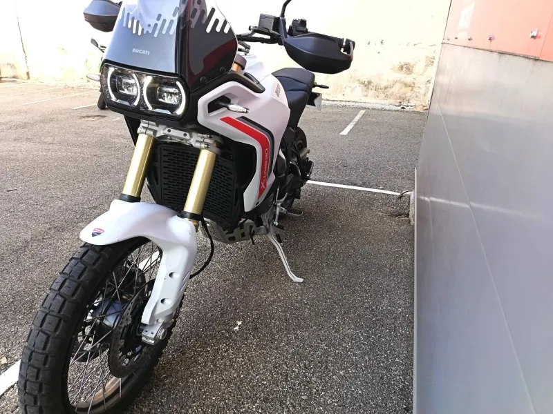 DUCATI V2 890 1ére main