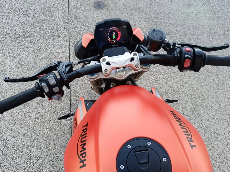 TRIUMPH 1200 RS + pot  SC project