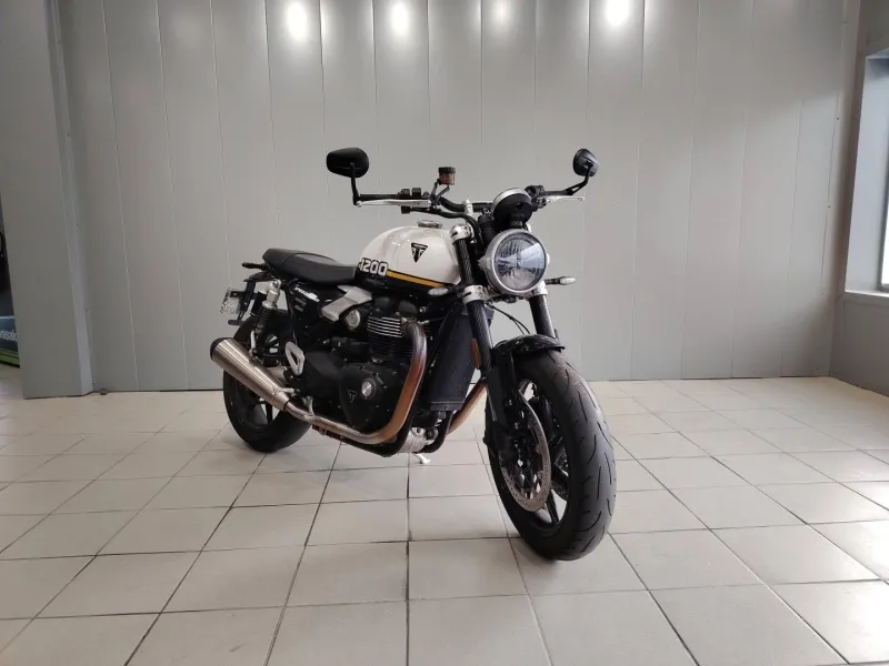 TRIUMPH 1200 1er main revisee