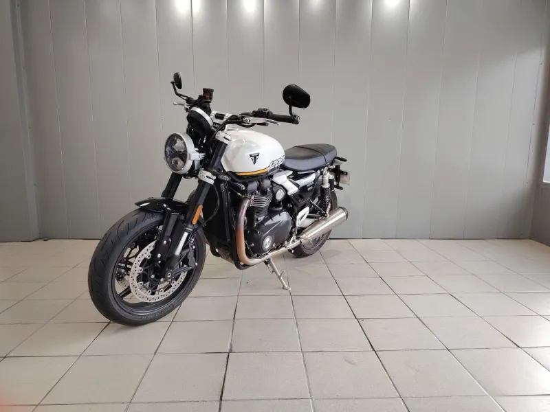 TRIUMPH 1200 1er main revisee