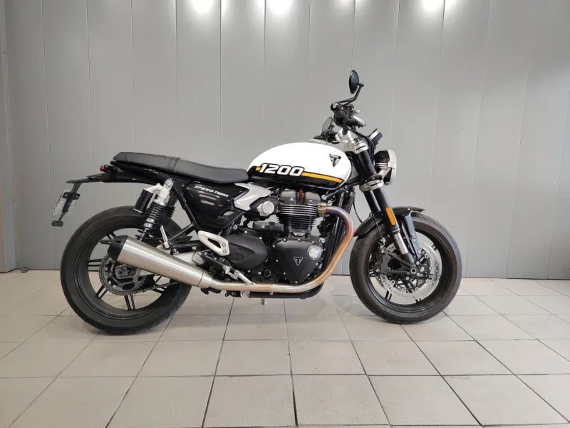 TRIUMPH 1200 1er main revisee