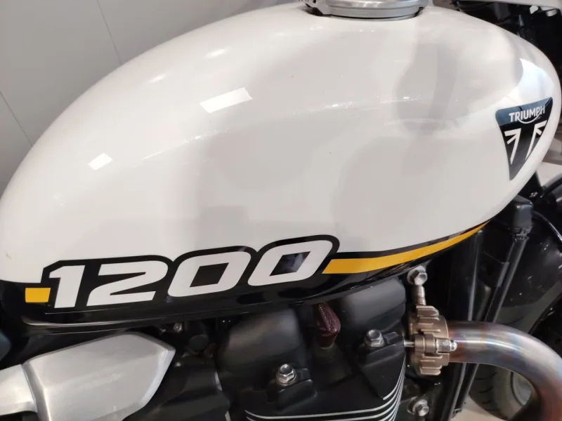 TRIUMPH 1200 1er main revisee