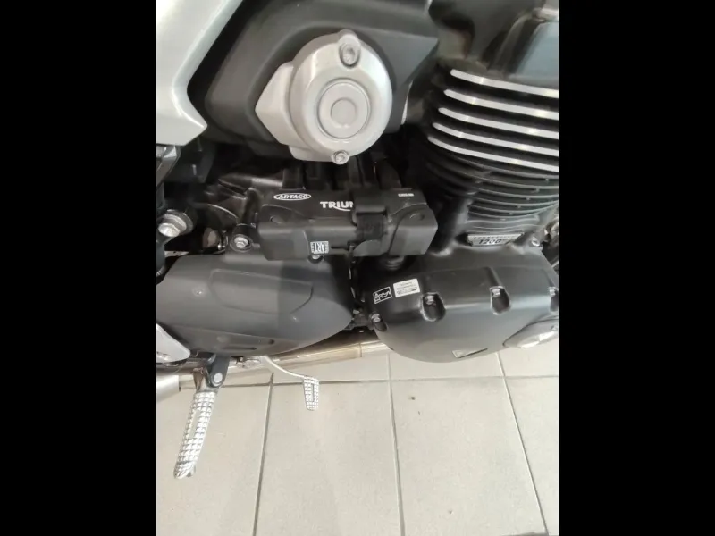 TRIUMPH 1200 1er main revisee