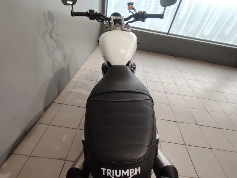 TRIUMPH 1200 1er main revisee