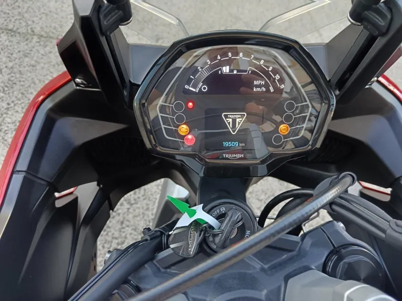TRIUMPH Sport 660 80CV + TOP CASE