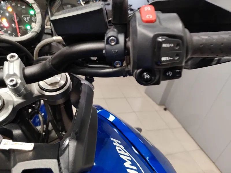 TRIUMPH 800 XRx REVISION DES 40000 KMS OK PNEUS NEUF + KIT CHAINE NEUF